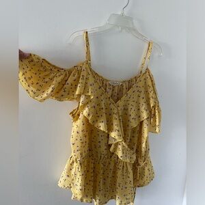 Extra large with yellow print blouse and short sleeves